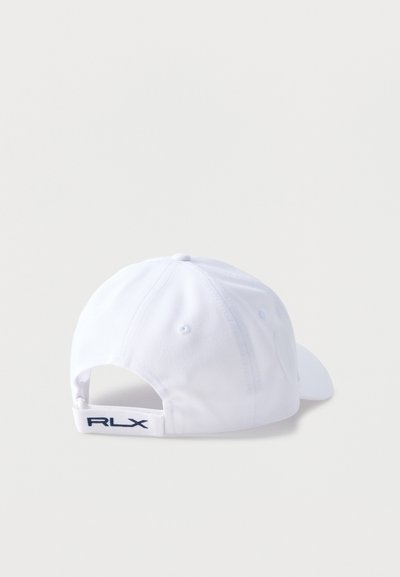Gorra de béisbol blanca ajustable con "RLX" bordado en negro en la correa, vista desde atrás sobre un fondo liso.