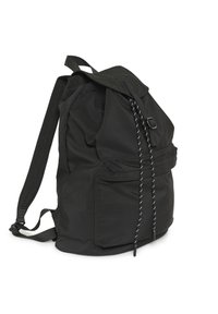Sac à dos noir avec poche avant, fermeture à cordon avec des cordons noirs et blancs, et bretelles ajustables.