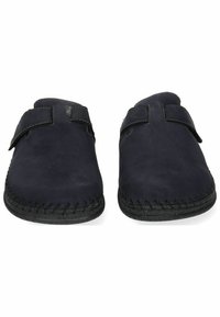 Mocassini in pelle blu navy con punte arrotondate, cinturini frontali e dettagli cuciti lungo i bordi. Suole in gomma durevoli.