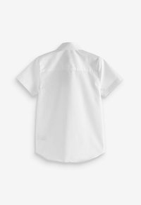 Chemise blanche à manches courtes, fabriquée en tissu lisse. Elle possède un col classique, une couture au dos et un ourlet arrondi avec une poche latérale.