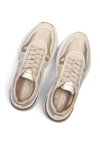 Beige sport sneakers met een gladde stoffen bovenkant, textuuraccenten en ronde neus. Voorzien van platte veters en een gevoerde binnenzool.