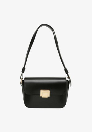 Sac à main en cuir noir de forme rectangulaire, avec un fermoir en métal doré et une seule sangle réglable. Texture lisse, design minimaliste.