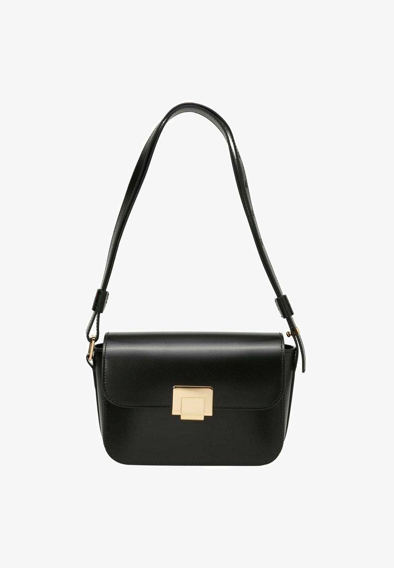 Sac à main en cuir noir de forme rectangulaire, avec un fermoir en métal doré et une seule sangle réglable. Texture lisse, design minimaliste.