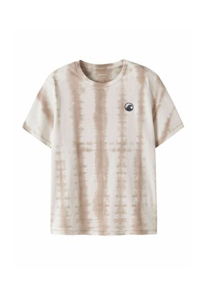 Beżowo-biała koszulka tie-dye z krótkim rękawem, okrągłym dekoltem i małym ciemnym okrągłym logo na lewej piersi.