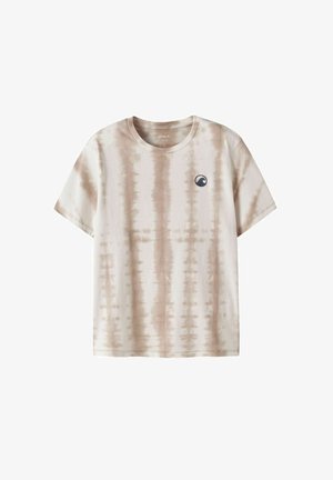 T-shirt tie-dye beige et blanc à manches courtes, col rond et petit logo circulaire foncé sur le côté gauche de la poitrine.