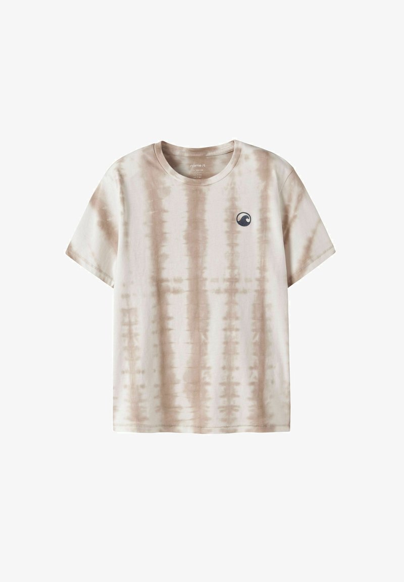 Μπεζ και λευκό tie-dye T-shirt με κοντά μανίκια, στρογγυλή λαιμόκοψη και μικρό σκούρο κυκλικό λογότυπο στο αριστερό στήθος.
