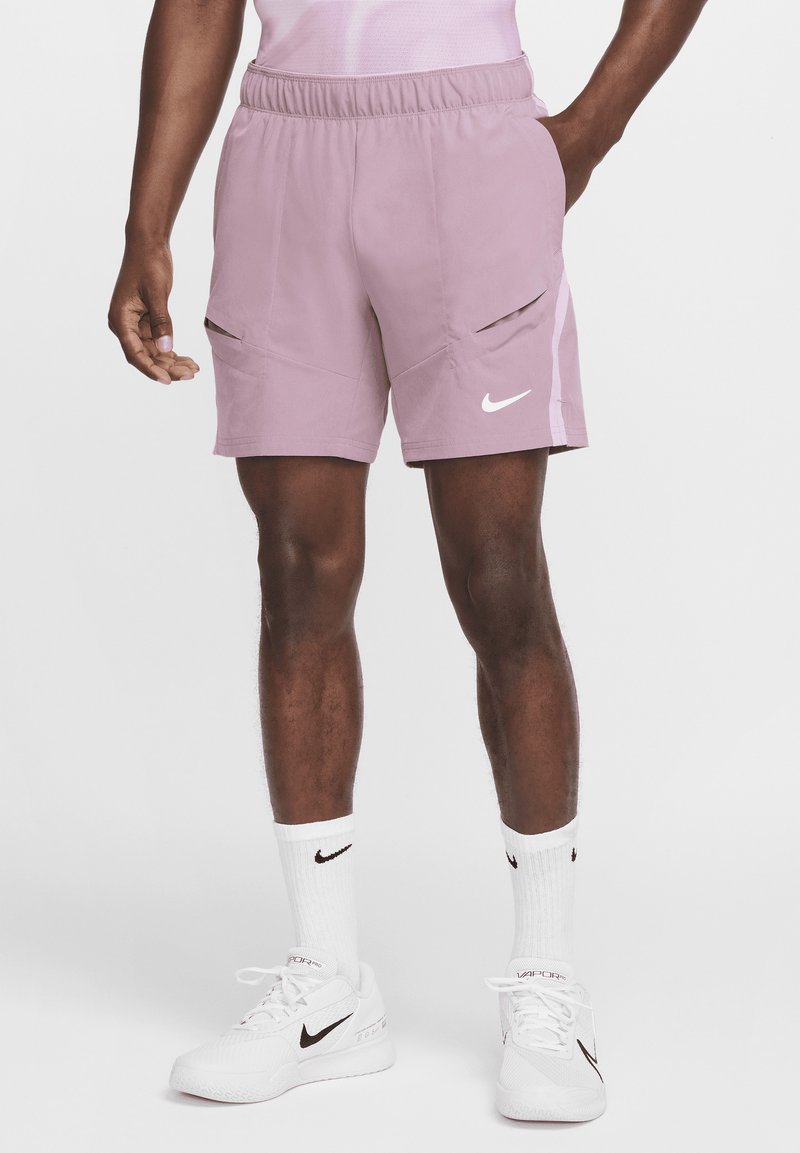 Roze Nike-shorts met een verstelbare tailleband, zijzakken met schuine openingen en een wit Nike-logo aan de rechteronderzijde.