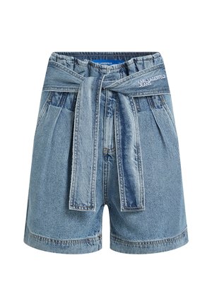 Jasnoniebieskie szorty jeansowe z wysokim stanem, plisami, przednimi kieszeniami oraz pasującym paskiem z tkaniny związanym w talii, z oznaczeniem marki Karl Lagerfeld Jeans.