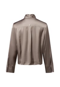 Satin blouse in taupe met lange mouwen, hoge kraag, enkele achterknopen sluiting, en plooien, met manchetknoopjes voor verstelbaarheid.