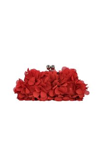 Clutch rosso con motivo floreale, caratterizzato da un tessuto strutturato con petali sovrapposti, una cornice argentata e una chiusura a scatto sulla parte superiore.