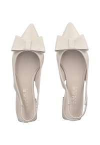 Weiße Leder-Slingback-Schuhe mit spitzem Zehenbereich, Schleifenakzent und offenem Fersenbereich. Sie verfügen über eine glatte Textur und ein metallisches Logo auf der Innensohle.