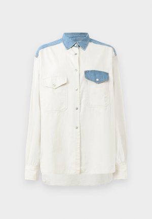 Lange mouw crème shirt met denim kraag en schouderaccenten, met aan de voorkant twee met knopen gesloten zakken en metalen drukknoopsluitingen in het midden.