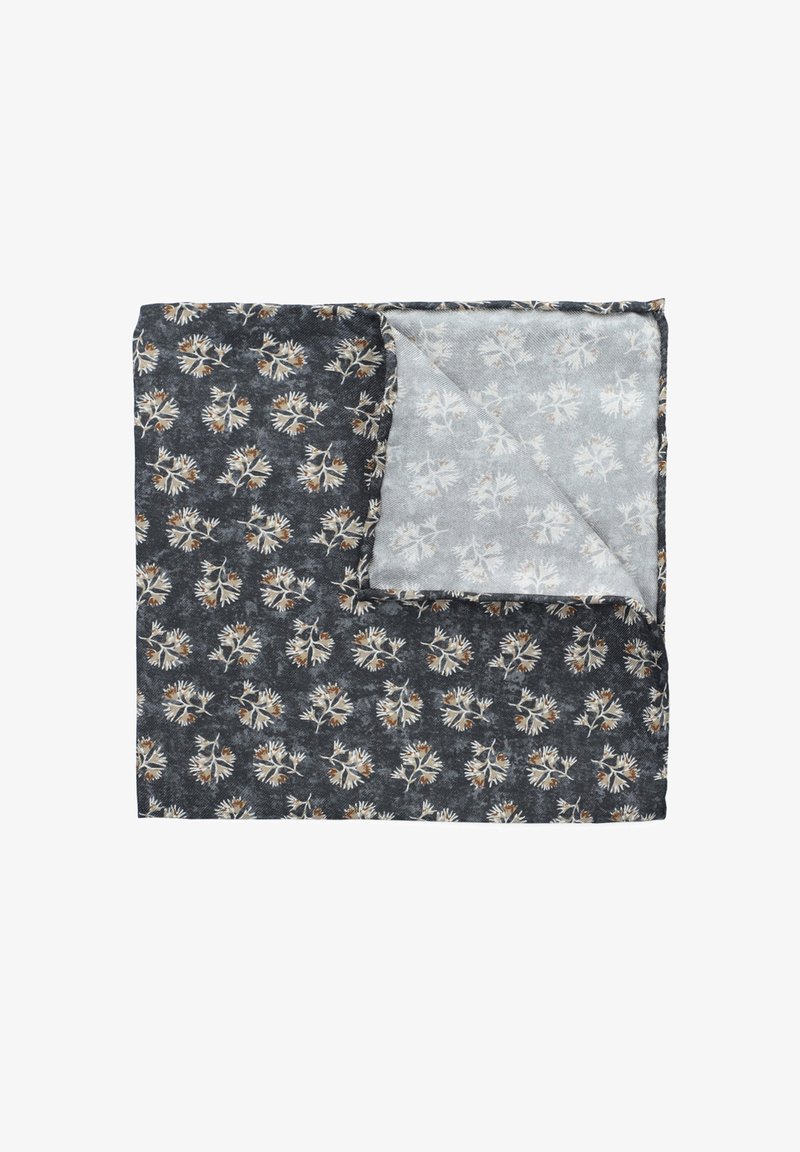 Kwiatowy wzór na tekstylnej narzucie z ciemnoniebieskim tłem, miękkim szarym spodem i strukturą przypominającą materiał szczotkowany.