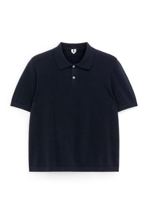 Polo bleu marine foncé à manches courtes avec un col classique et deux boutons sur le devant, sur fond blanc.