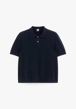 Polo bleu marine foncé à manches courtes avec un col classique et deux boutons sur le devant, sur fond blanc.