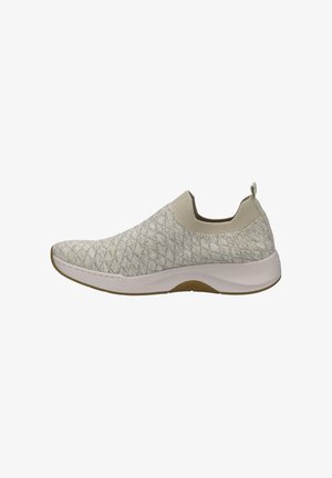 Der Slip-on Sneaker verfügt über ein strukturiertes, hellbeiges Obermaterial mit einem Diamantmuster, eine kontrastierende weiße Sohle und eine Zuglasche an der Ferse.