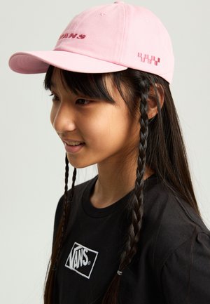 Rosa Baumwollmütze mit gesticktem "VANS"-Logo, gebogenem Schirm und gemustertem Seitendetail, getragen mit einem schwarzen Shirt, das das Logo zeigt.