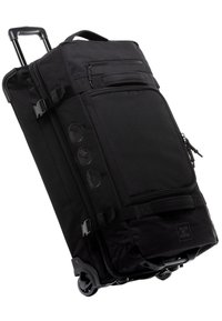 Borsa da viaggio nera con ruote, dotata di numerose tasche con zip, texture in tessuto, spallacci regolabili e ruote resistenti per un facile trasporto.