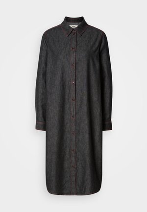 Robe chemise à manches longues gris foncé avec un col pointu et des détails de couture rouge le long des coutures et de la ligne de boutons.