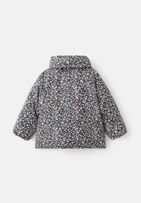 Jachetă căptușită cu model floral, de culoare bleumarin, prezentând flori mici roz și albe, guler înalt și mâneci largi, dintr-un material texturat.