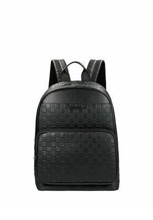 Zwarte rugzak met geruit patroon op het voorvak en het bovenste gedeelte, gewatteerde schouderbanden en een bovenste draaggreep.