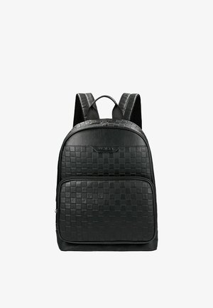 Czarny plecak z wzorem w kratę na przedniej kieszeni i górnej części, wyściełanymi paskami na ramiona oraz górnym uchwytem do przenoszenia.