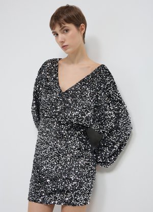 Abito di paillettes nere con scollatura a V profonda e maniche fluide, caratterizzato da una vita aderente e una silhouette corta, creando un effetto scintillante.