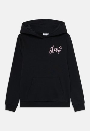 Melna kapuce ar priekšējo kabatu, ribotām piedurknēm un rozā izšūtu "zvaigznīti" dizainu ar zvaigzni uz krūšu apvalka.