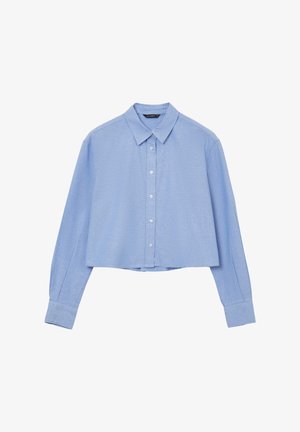 Camicia azzurra cropped con bottoni, maniche lunghe e colletto a punta, stesa su sfondo bianco.