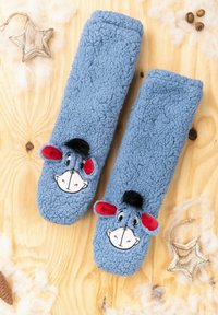 Pantofole di pile blu morbido con il viso di Eeyore, orecchie rosse e un ciuffo nero. Superficie texturizzata, design della punta arrotondata e materiale accogliente.