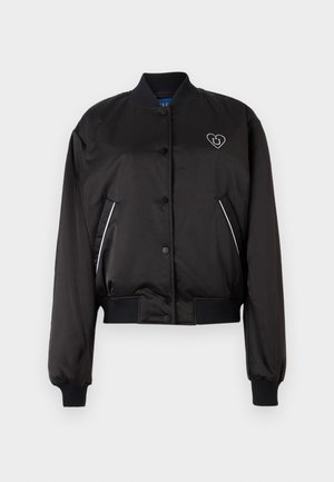 Svart bomberjakke med glatt, blankt stoff, ribbede mansjetter og liv, frontlukking med knapper, og hjerteformet logo-detalj.