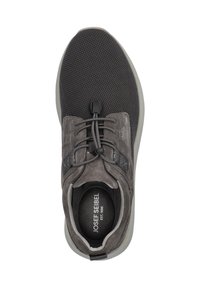 Sneaker grigio scuro con parte superiore in mesh, accenti in suede, lacci elastici, collare imbottito e suola in gomma con finitura texturizzata.