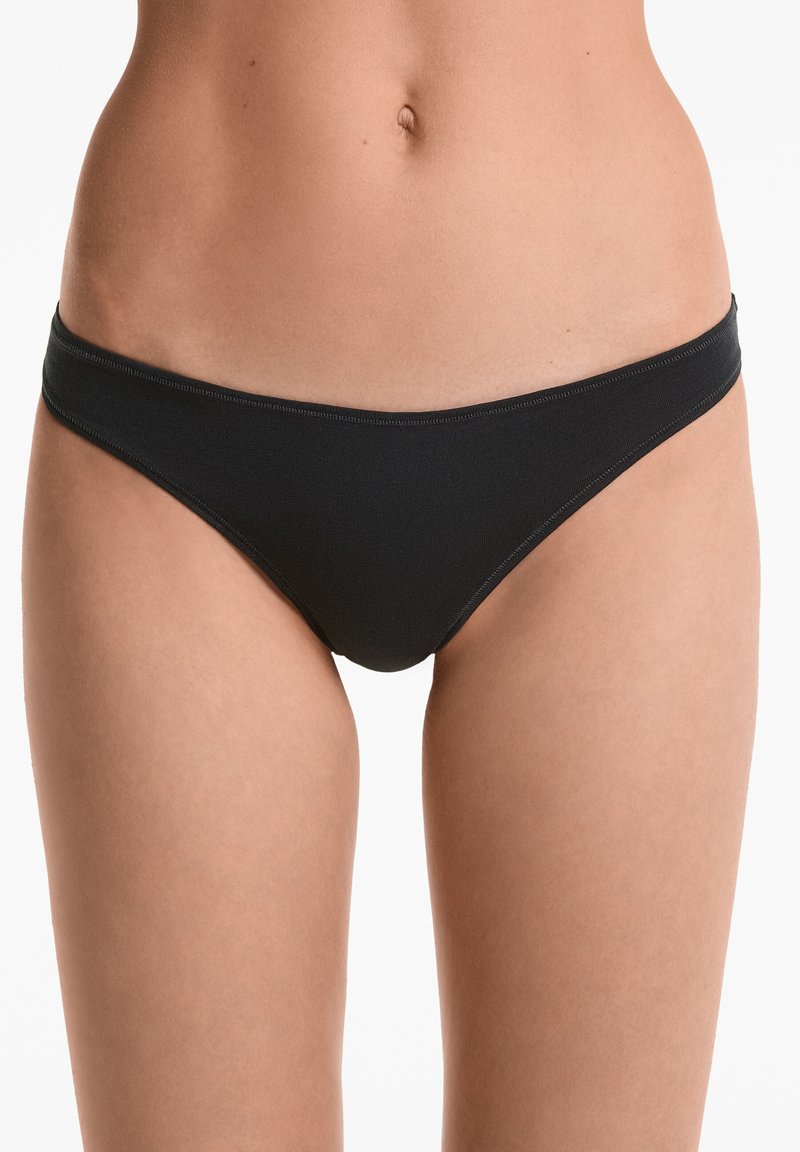 Zwarte geribbelde bikinibroek met een low-rise snit en een dunne tailleband, voorzien van een gladde textuur en minimale naden voor comfort en een goede pasvorm.