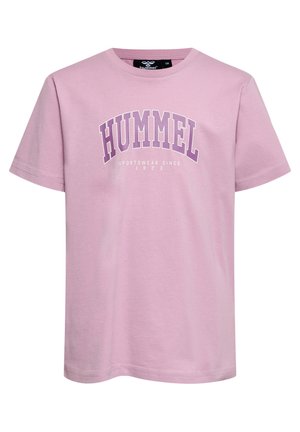 Różowy t-shirt z krótkim rękawem z napisem "HUMMEL" pogrubionymi literami oraz "SPORTSWEAR SINCE 1923" nadrukowanym poniżej z przodu.