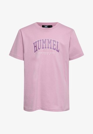 Lyserød kortærmet t-shirt med "HUMMEL" i fede bogstaver og "SPORTSWEAR SINCE 1923" printet nedenunder på fronten.