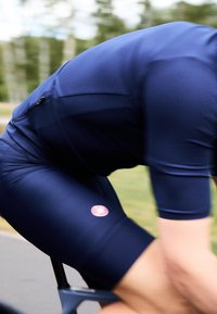 Pantaloni da ciclismo blu navy in tessuto elasticizzato, con un piccolo logo sulla coscia sinistra e una tasca con zip sul retro.