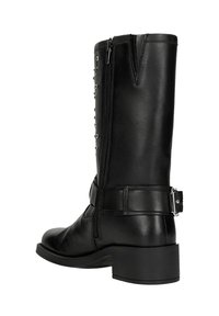 Czarne skórzane kozaki sięgające za kolano z bocznym zamkiem błyskawicznym, srebrnymi akcentami, dekoracyjnymi ćwiekami oraz paskiem z klamrą wokół kostki.