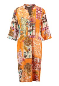 Orangenes gemustertes Kleid mit einem gespaltenen Ausschnitt, Dreiviertelärmeln, das florale und tierische Designs in kontrastierenden Farben und Texturen aufweist.