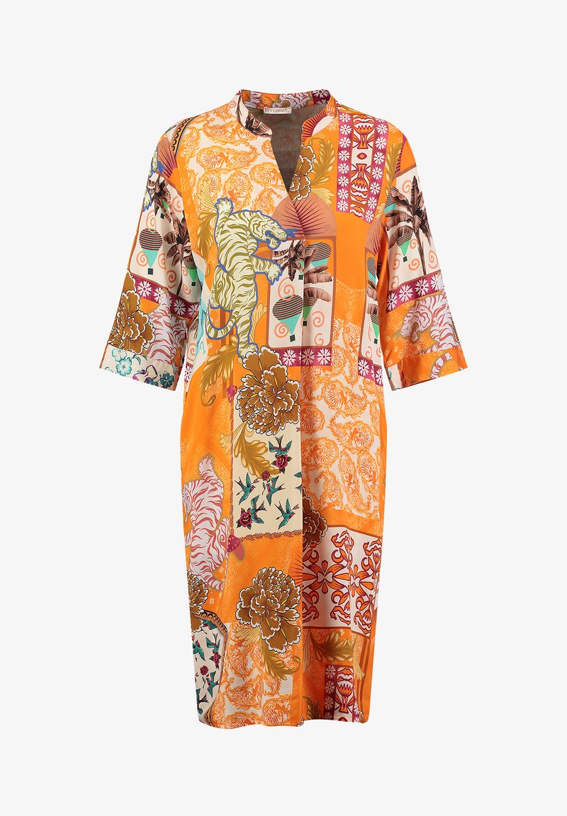 Orangenes gemustertes Kleid mit einem gespaltenen Ausschnitt, Dreiviertelärmeln, das florale und tierische Designs in kontrastierenden Farben und Texturen aufweist.