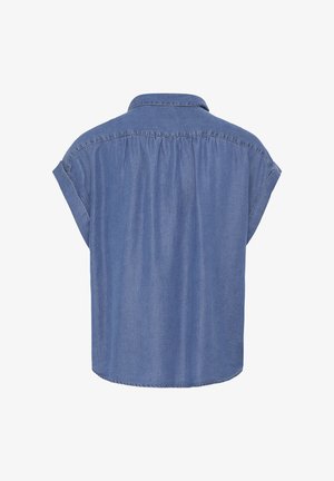 Blauw denim overhemd met korte mouwen, opgerolde manchetten, zichtbare naad aan het achterkant deel en geplooide stof onder het achterkant deel, gezien van achteren.