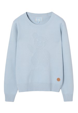 Lyseblå strikket sweater med et tekstureret bjørnedesign på fronten. Har ribbede manchetter og kant, samt et brunt logo-patch forneden.