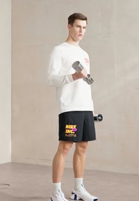Nike Performance FORM - Pantalón corto de deporte - black/sundial/vivid purple