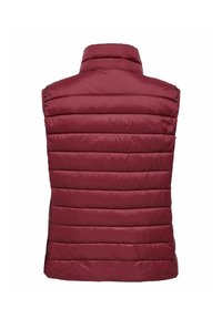 Burgundy quiltad ärmlös pufferväst med hög krage, visad bakifrån på en vit bakgrund.