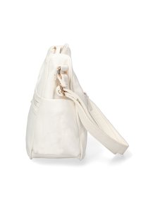 Borsa a tracolla bianca con texture, chiusura con zip, tracolla regolabile e dettagli in metallo dorato. Presenta una forma strutturata.