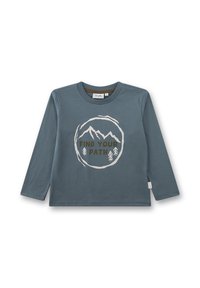 Blaues Langarmshirt mit Grafik von Berg und Baum sowie dem Text "FIND YOUR PATH" innerhalb eines kreisförmigen Designs auf der Vorderseite.