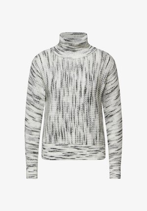 Gruby sweter z golfem w białym i czarnym kolorze, z wyraźnym wzorem, długimi rękawami oraz ściętymi mankietami i dolnym brzegiem.