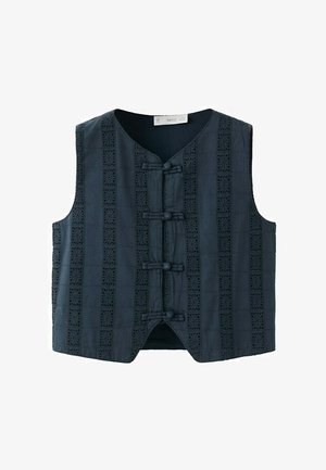 Veste noire sans manches avec panneaux en dentelle verticale, encolure ronde et quatre boutons en tissu sur le devant.