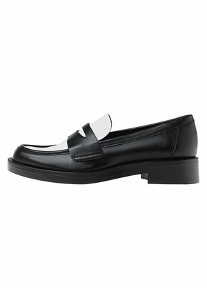 Mocassin en cuir noir et blanc avec petit talon bloc et design classique à bride penny, montré de côté sur fond blanc.