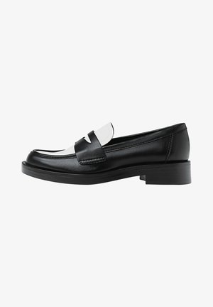 Mocassin en cuir noir et blanc avec petit talon bloc et design classique à bride penny, montré de côté sur fond blanc.