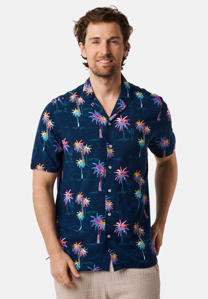 Korte mouwen marineblauw shirt met een palmbomenpatroon in heldere kleuren. Het materiaal lijkt lichtgewicht en heeft een ontspannen, casual pasvorm.